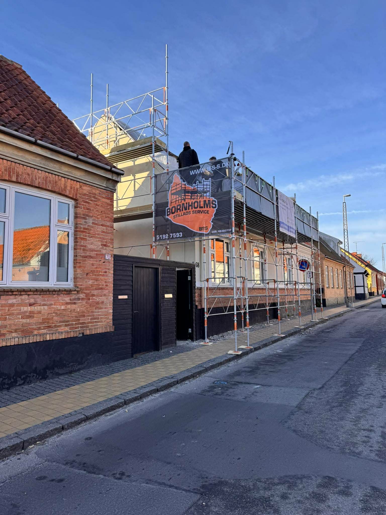 Stillads til private opsat på husfacade på Bornholm — Bornholms Stillads Service
