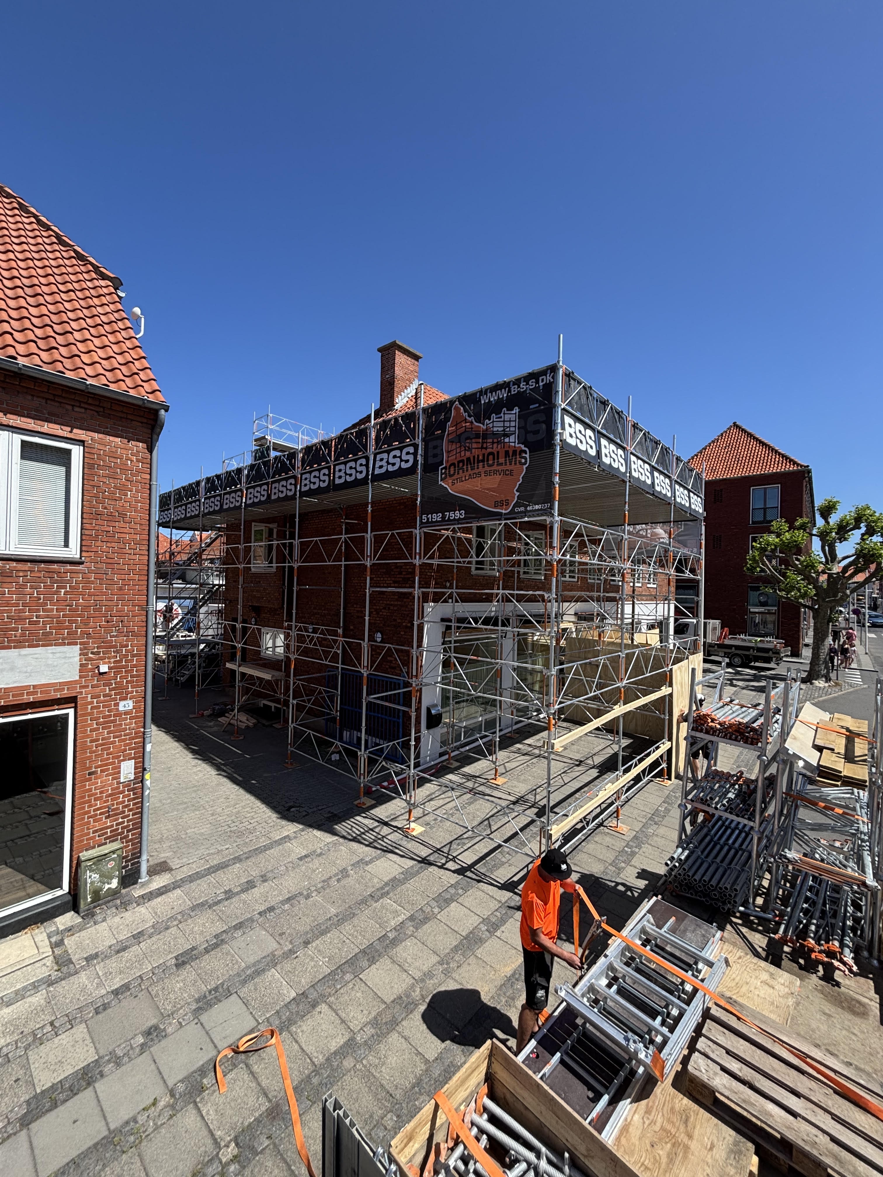 Stillads til tagarbejde med arbejdsdæk langs tegltag på Bornholm — Bornholms Stillads Service